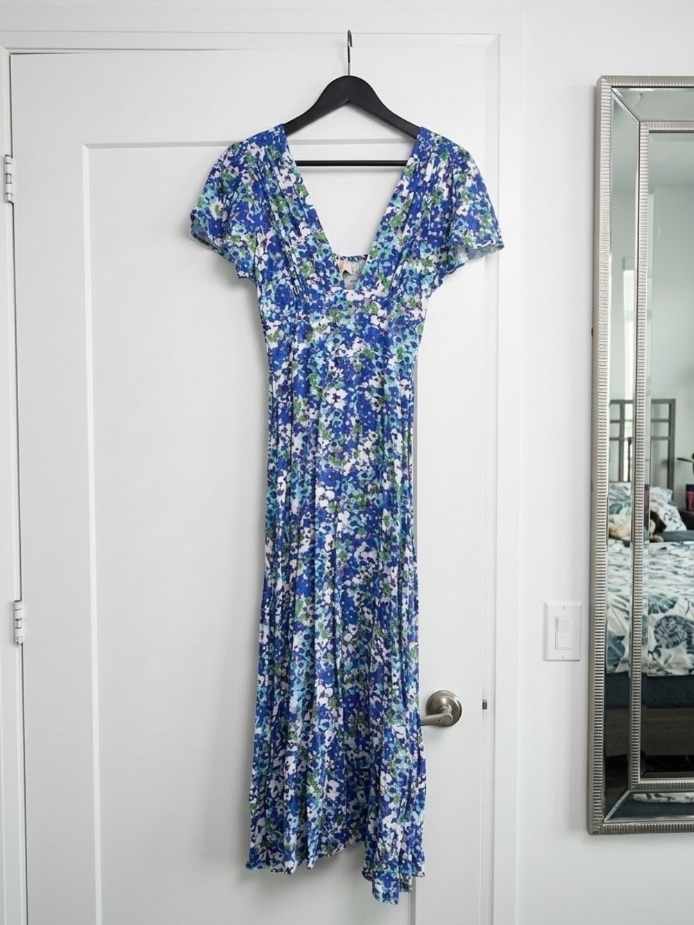Hazel & Folk Blue Floral V-Neck Midi Dress